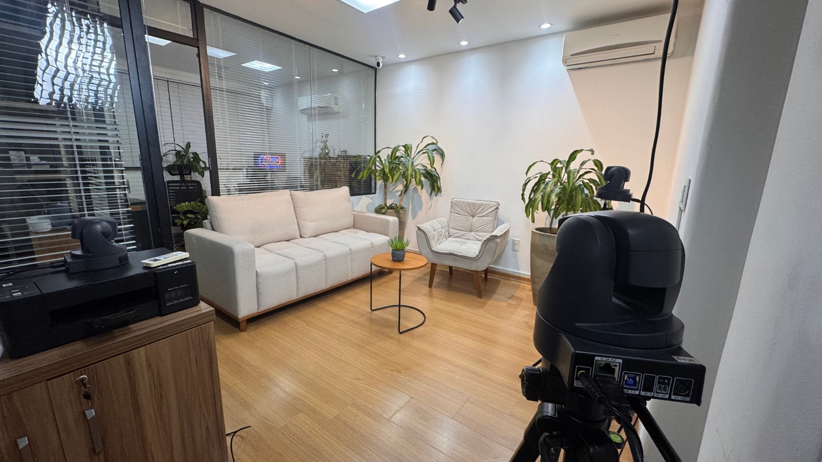 Sala de operação e transmissão do estúdio Keny