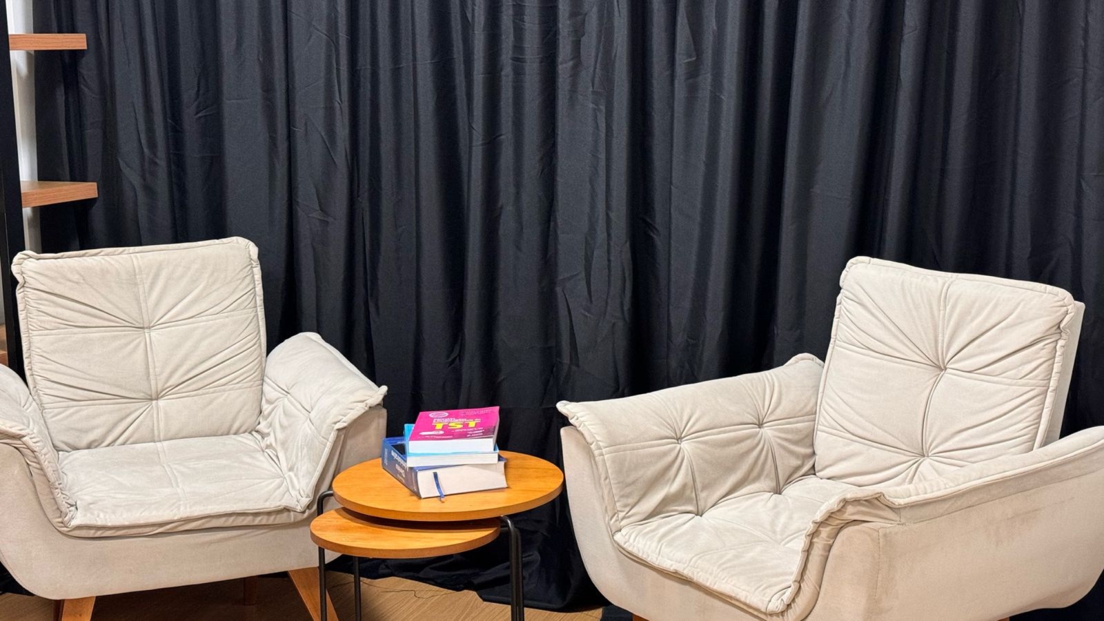 Sala de espera do estúdio Keny com poltronas