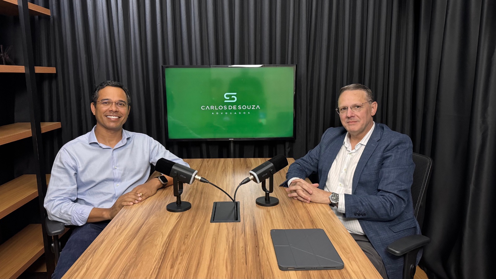 Gravação de podcast com Carlos de Souza Advogados no estúdio da Keny