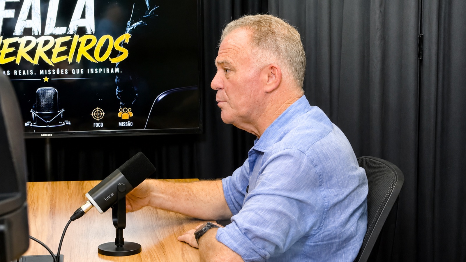 Renato Casagrande, ex-governador do Espírito Santo, gravando o podcast Fala Guerreiros no estúdio da Keny